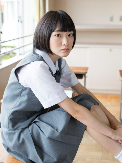 生駒里奈 初ソロ写真集で制服、スク水も披露