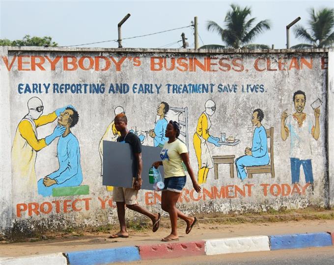 西アフリカのエボラ熱終息 ２年間で死者１万人超