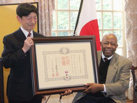 ハンク・アーロン氏に叙勲伝達 王氏と少年野球大会を創設