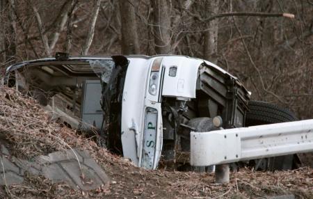 スキーバス転落、14人が死亡 長野・軽井沢町、負傷27人