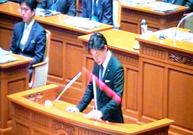 市議会にカラーボール投げ入れ