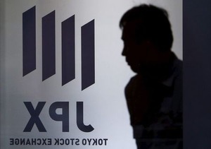 日本株3日続落、株安連鎖と米統計低調-終値で昨年9月安値は割らず