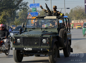 パキスタンの大学に武装集団 銃乱射し学生ら２０人死亡