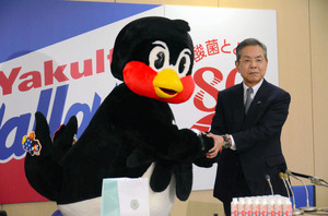 年俸アップつば九郎、さっそく“夜の街”に「うたげぢゃ~」