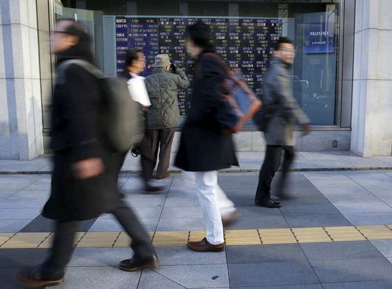 前場の日経平均は反発、原油安一服などで買い戻し
