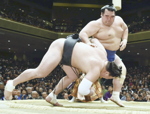 琴奨菊、日馬富士を破り無傷の12連勝 2016年01月21日 19時40分
