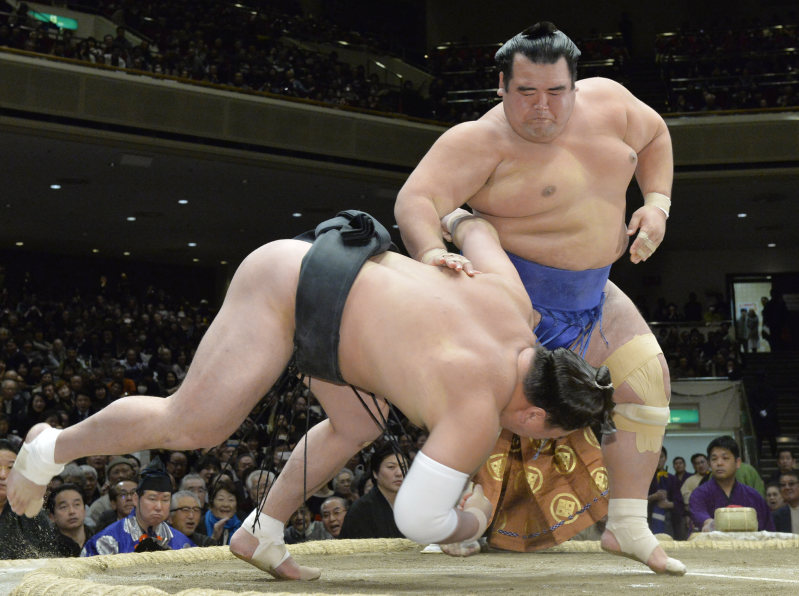 琴奨菊、3横綱連破 全勝キープ、初賜杯へ前進