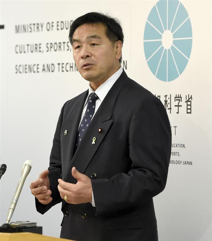 教科書１０社、教員計４千人に謝礼 文科相「重大問題」