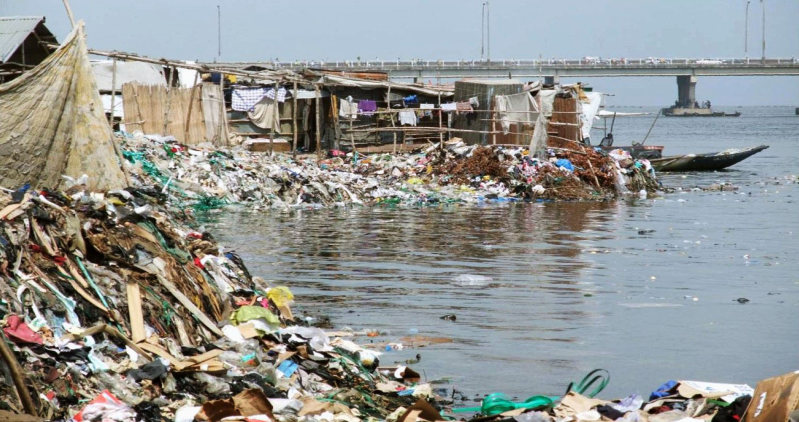 海のプラスチックごみ、魚の量を超す?