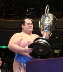 琴奨菊が悲願初V!豪栄道下し1敗死守 和製力士10年ぶり賜杯