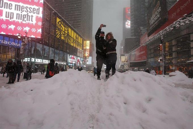 米ＮＹ、大雪直撃 １１州が非常事態を宣言