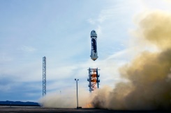米アマゾン創業者の企業、ロケット再利用に初成功