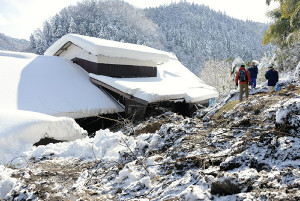民家の裏山で土砂崩れ、８８歳女性死亡…鳥取 2016年01月25日 12時16分