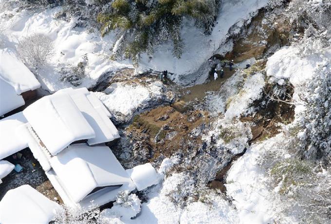 住宅の裏山崩れ３人死傷 鳥取、雪が水路ふさぎ決壊か