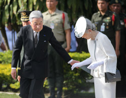 両陛下、「無名戦士の墓」に供花