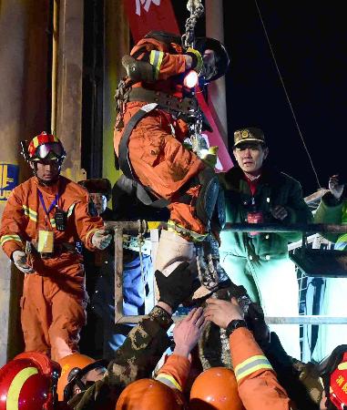 中国崩落事故、１か月以上ぶりに４人救出 2016年01月29日 23時54分