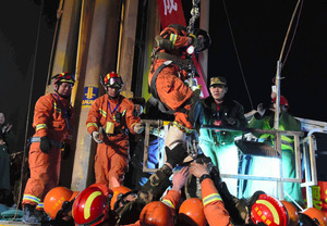 中国の鉱山崩落事故、３５日ぶりに４人救出