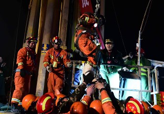 鉱山崩落 救出まで４人励まし 作業員「ありがとう」