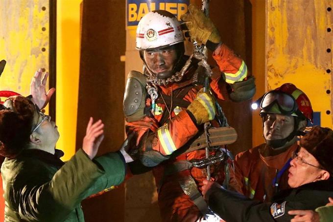 作業員4人35日ぶり生還 中国・山東省の鉱山崩落