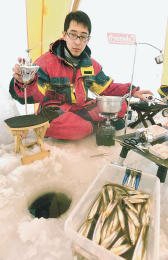 <岩洞湖>ワカサギ釣り やっと解禁