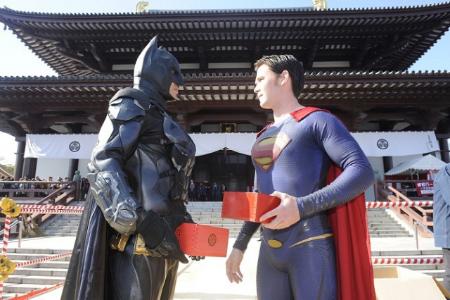 バットマンVSスーパーマン、増上寺の豆まきで一触即発