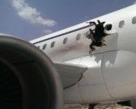 ソマリア旅客機爆発、穴から男性転落? 「幸運にも操縦システムに損傷なく…」