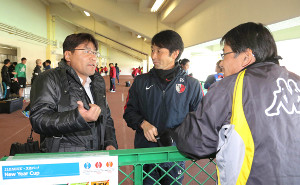 【Ｕ２３】手倉森監督が関塚前監督にＶ報告、ターンオーバー「本大会でも通用する」