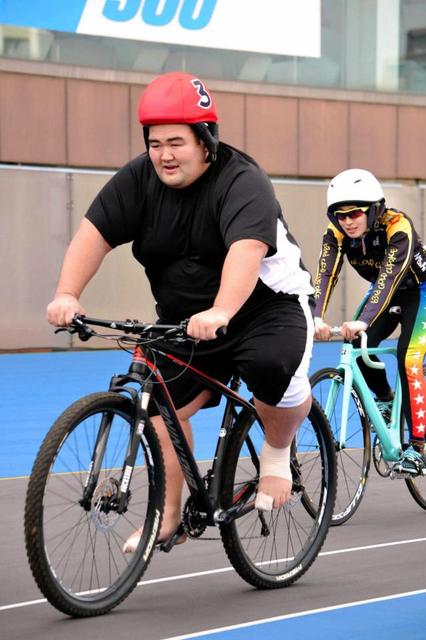 琴奨菊が競輪バンクをＭＴＢで疾走、綱とりへ再始動