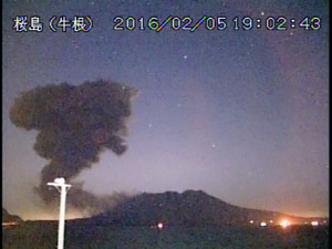 桜島の昭和火口で噴火 高さ2200メートルの噴煙も