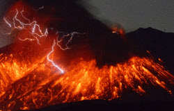 桜島が爆発的噴火 気象庁、警戒レベル3に引き上げ