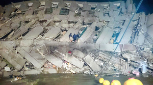 台湾でM6.4の地震 17階建てビル倒壊、26人搬送