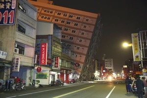 台南近郊でM6.4の地震、アパート崩壊123人救出