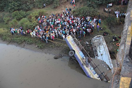インド西部でバス転落、37人死亡 帰宅の乗客で満席、川へ