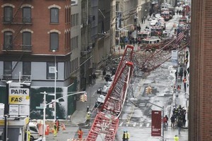 NYで100メートル超のクレーン転倒 車直撃、4人死傷