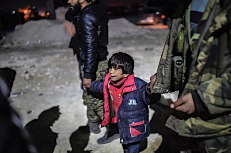シリア人1万5千人、トルコ国境に殺到 さらに数万人も