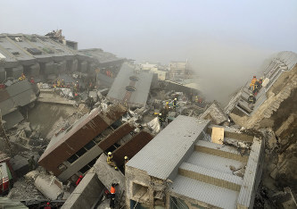 5人死亡 台南市で17階建てビル倒壊
