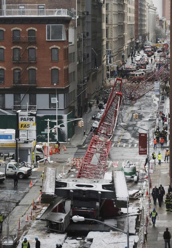 大型クレーン横転、1人死亡2人重傷 NY