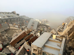 台湾地震の死者17人に 負傷者500人超、救出作業続く