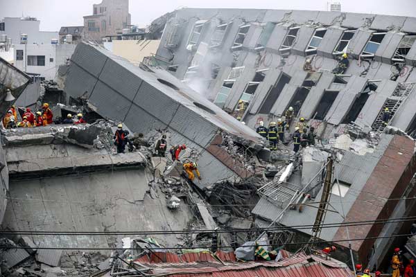 台湾地震の死者24人に 倒壊住宅に120人超か