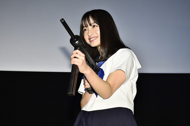 橋本環奈が大阪のノリにカ・イ・カ・ン！「セーラー服」上映会で名シーン再現