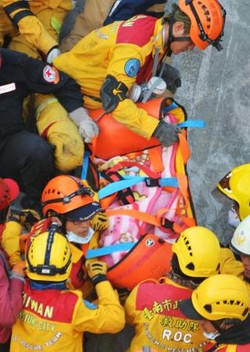 死者１００人超の恐れ 「７２時間」救出懸命