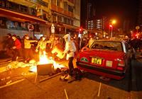 9日、香港の繁華街モンコックで起きたデモ隊と警官隊の衝突(AP)