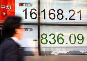長期金利、一時初めて0% 日経平均も一時800円超安