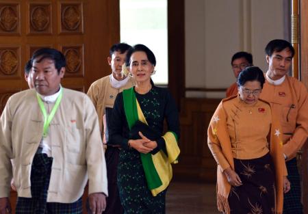 ミャンマー大統領、3月選出 スーチー氏就任へ交渉続く