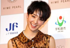 剛力彩芽、200万円の真珠アクセサリーを身に着けにっこり!