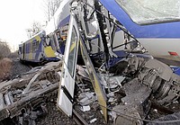列車正面衝突、9人死亡=単線区間、80人負傷-独南部