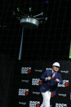 インフルエンザでダウンしていたカンニング竹山、仕事復帰第一弾はドローンを使ったタライ芸!
