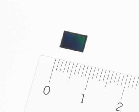 ソニー、ハイブリッドAF内蔵の積層型CMOSを商品化