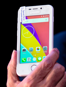 420円「世界最安」スマホ発売へ インド、疑問の声も