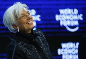 IMF、ラガルド専務理事の続投決定 資源国の支援課題